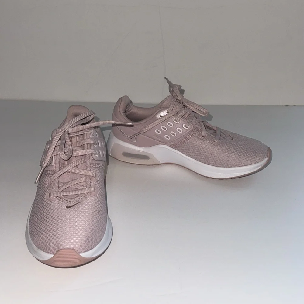 Nike Women's Sneakers Size 6.5 Gym Workout Exercise Walking